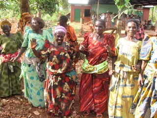 dansende en drummende grootmoeders van de Tusoobola groep