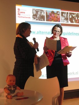 Aanbieden handboek aan adjunct directeur Sociale Ontwikkeling van MinBuZa, mevrouw Yvonne Stassen