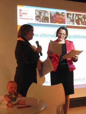 Aanbieden handboek aan adjunct directeur Sociale Ontwikkeling van MinBuZa, mevrouw Yvonne Stassen