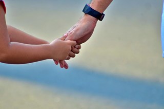 hand kiind en volwassenen