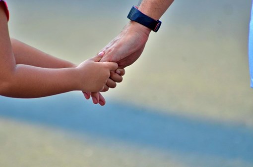 hand kiind en volwassenen