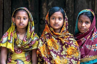 drie-jonge-vrouwen-in-bangladesh---foto-van-carel-de-groot--home